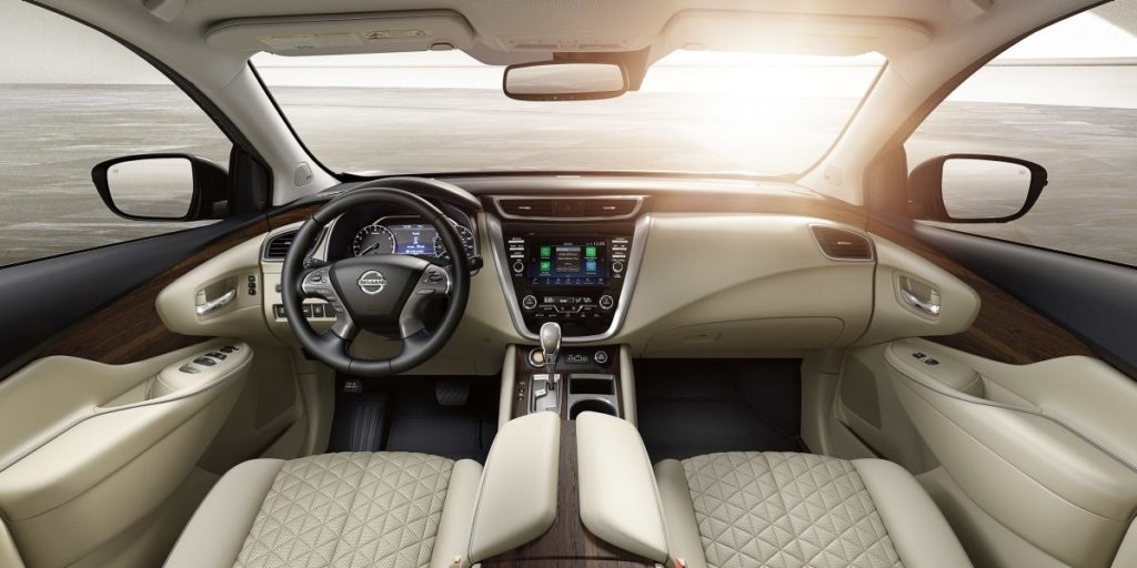 Imagen Nissan Murano interior mostrando su sistema de infoentretenimiento
